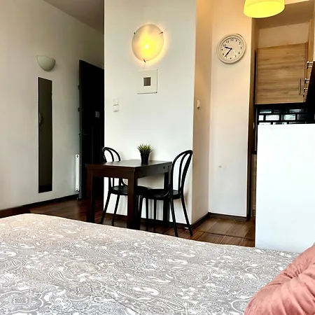 I Apartment *